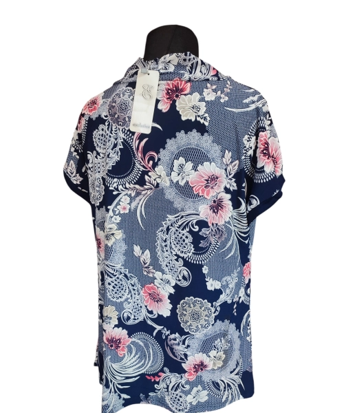 Bluzka z lejącym dekoltem typu woda - wzory florystyczne